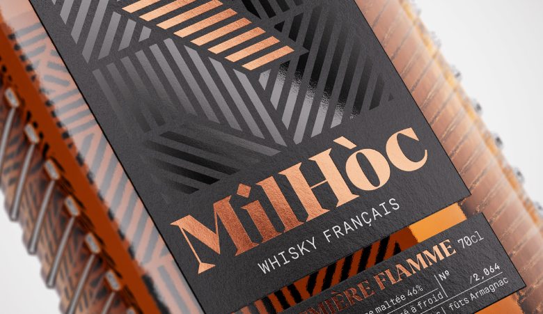темная этикетка вблизи Milhóc Whisky