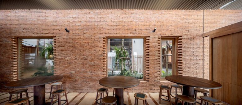 темные деревянные столики Kunst Ayutthaya