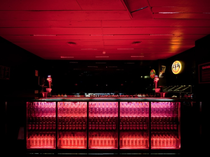 Удивительный интерьер коктейль-бара Tendinha dos Clérigos Bar