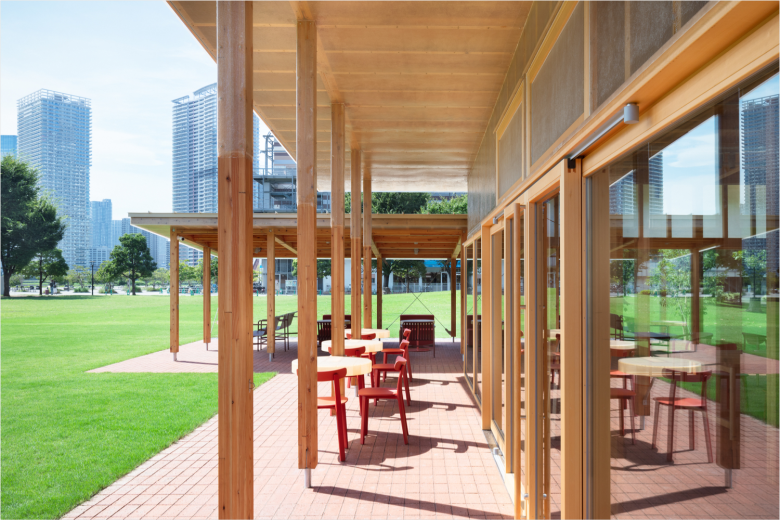 терраса вдоль кафе Blue Bottle Coffee