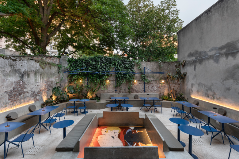 терраса со столиками Bisiesto restaurant