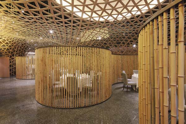 Частные комнаты отделенные изгородями из бамбука ресторана Tang Palace в Китае