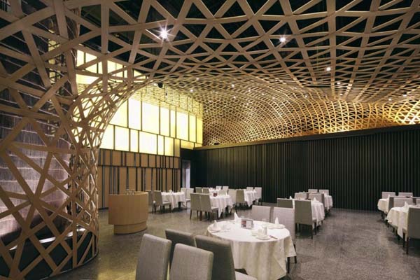 Декорированный бамбуковыми решетками потолок ресторана Tang Palace в Китае
