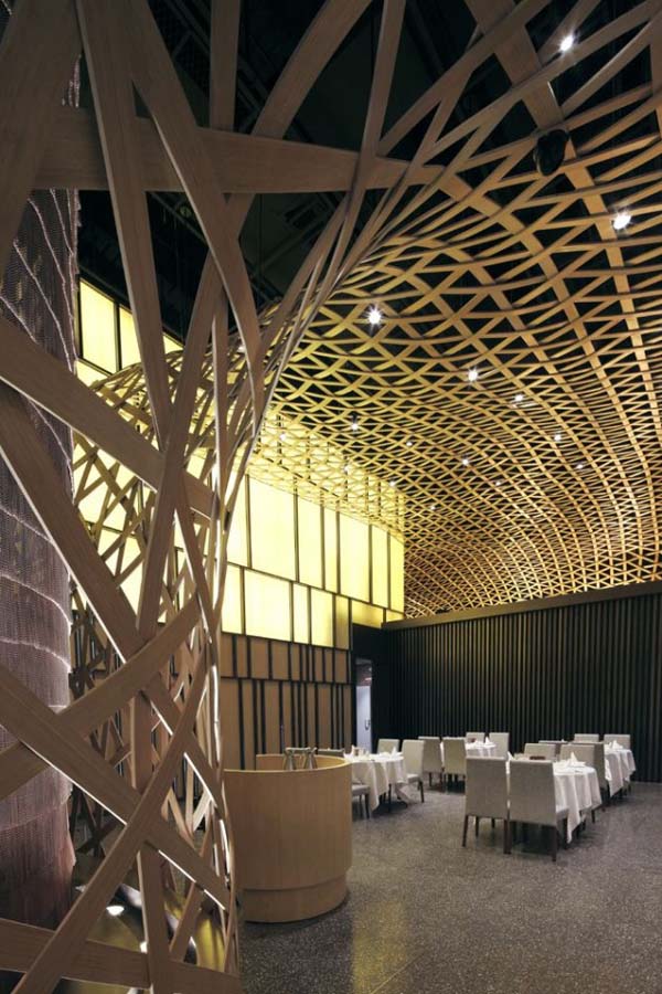 Бамбуковая сеть на потолке ресторана Tang Palace в Китае
