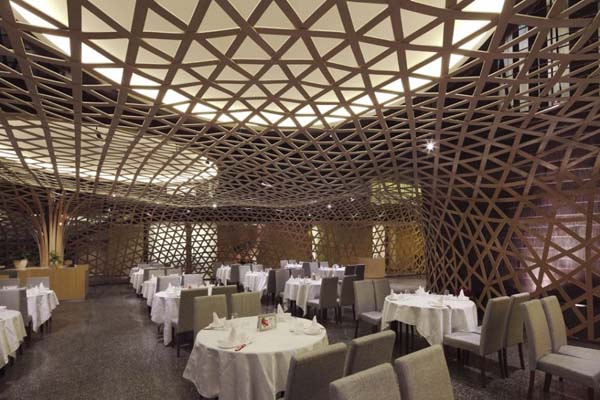 Столики ресторана Tang Palace в Китае