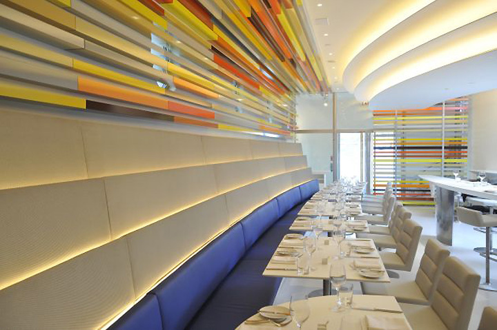 Многослойные стены с подсветкой ресторана Wright в США