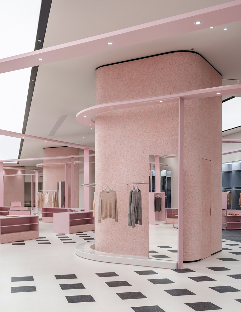 торговый зал Erdos Land вешалки и большое зеркало