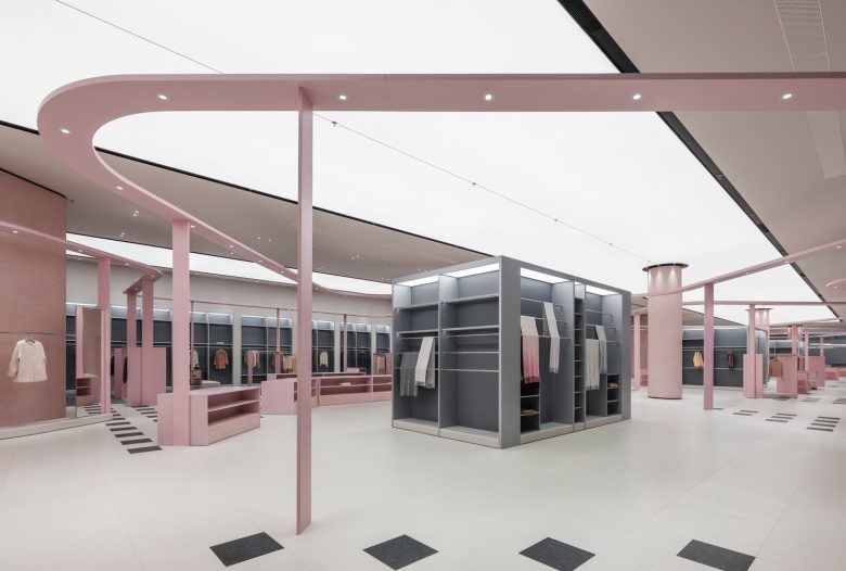 торговый зал в середине витрина Erdos Land