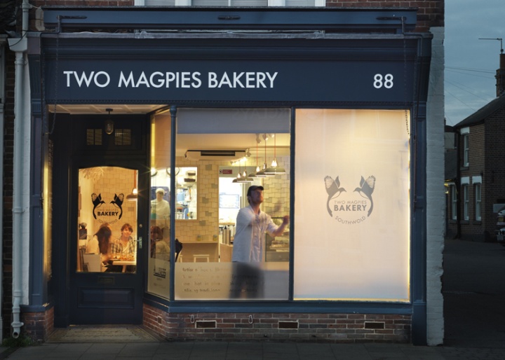 Безупречный интерьер магазина-пекарни Two Magpies Bakery