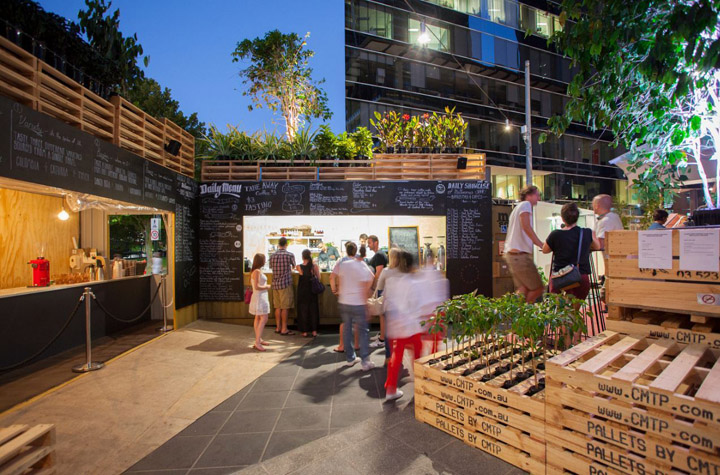 Посетители кафе Urban Coffee Farm and Brew Bar в Австралии