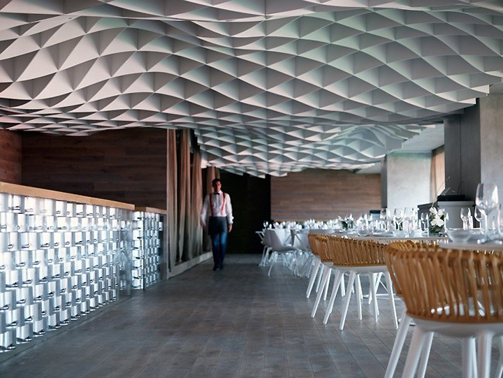 Волнообразное покрытие потолков бар-ресторан V’ammos в Греции