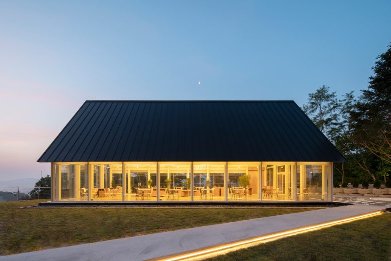 вечерний павильон May Day Cafe