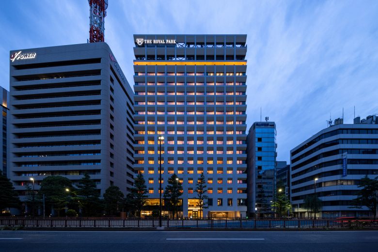 вечерний вид здания The Royal Park Hotel Ginza