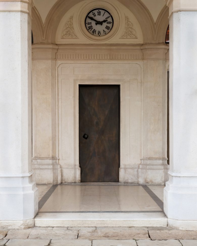 вход в кафе Caffè Nazionale