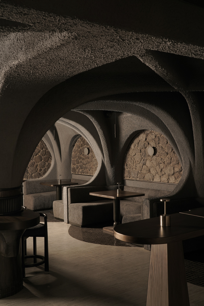 вход в зал с отдельными кабинками с мягкими диванами CallMe Ten Restaurant