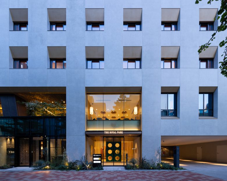 вход в здание The Royal Park Hotel Ginza вечер