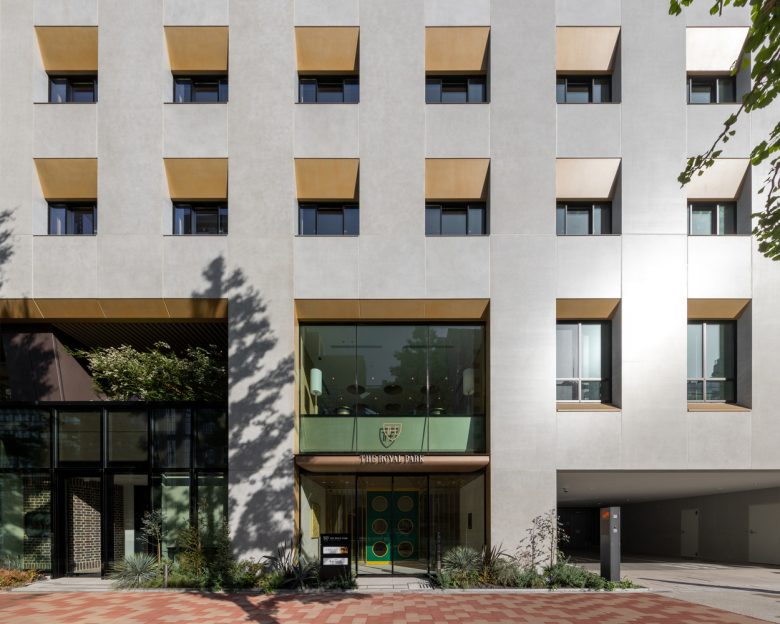 вход в здание The Royal Park Hotel Ginza