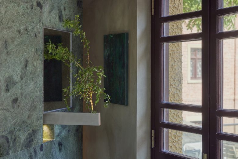 входные двери в Conglong restaurant