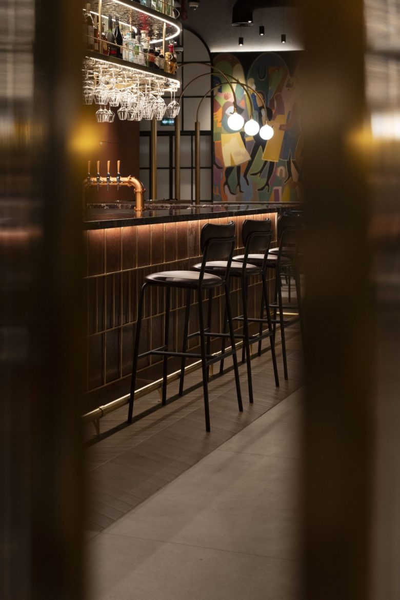 вид барной стойки сбоку Jones Social в Дубае