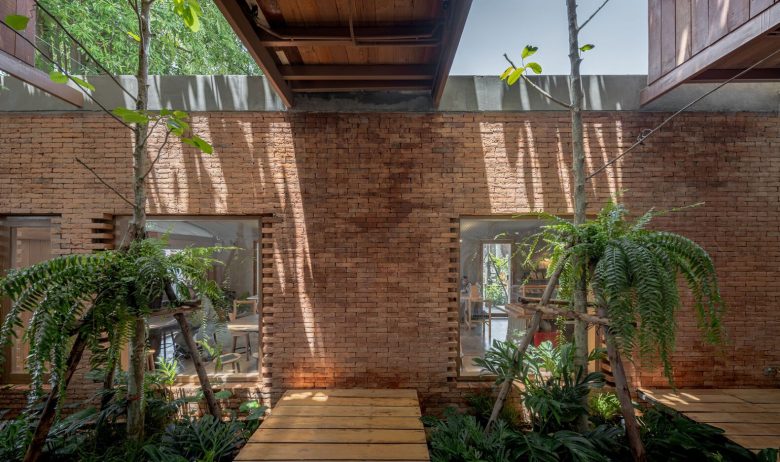 вид через окна на зал из дворика Kunst Ayutthaya