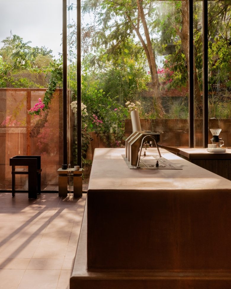 вид через витражные окна True Black на сад