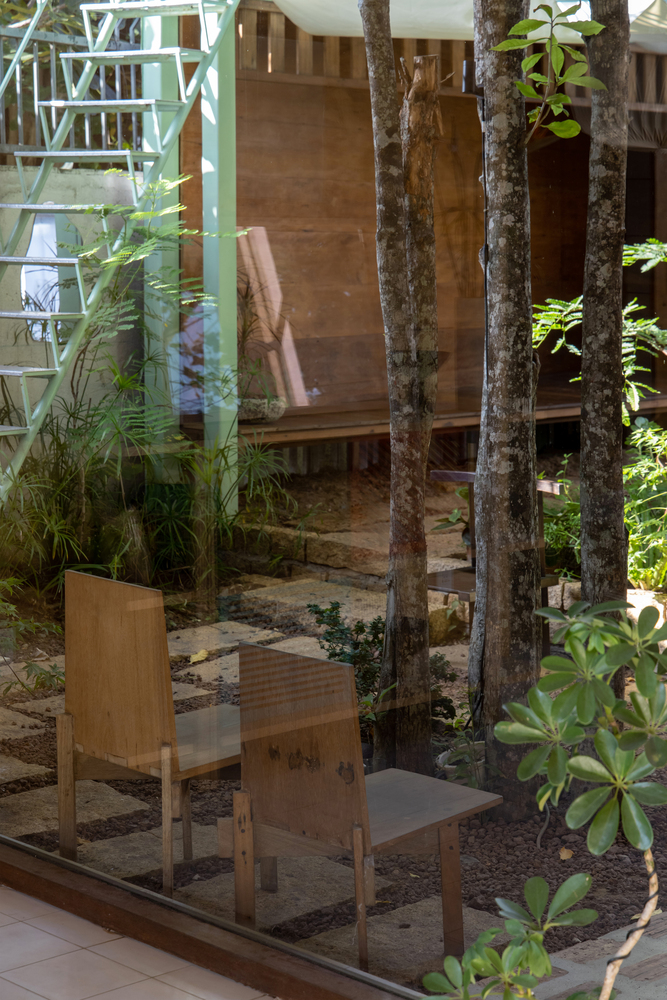 вид из кафе через окна на садик Cafe Hôm