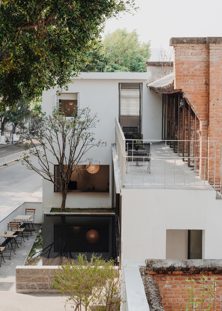 вид на балкон со стороны Scented Coffee