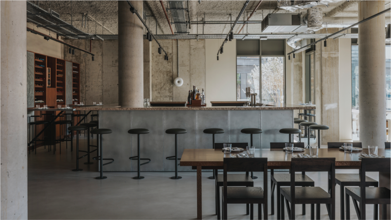 вид на барную стойку Canal restaurant