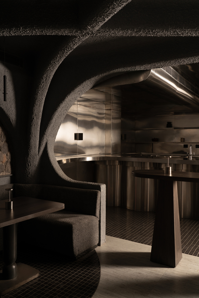 вид на барную стойку со стороны CallMe Ten Restaurant