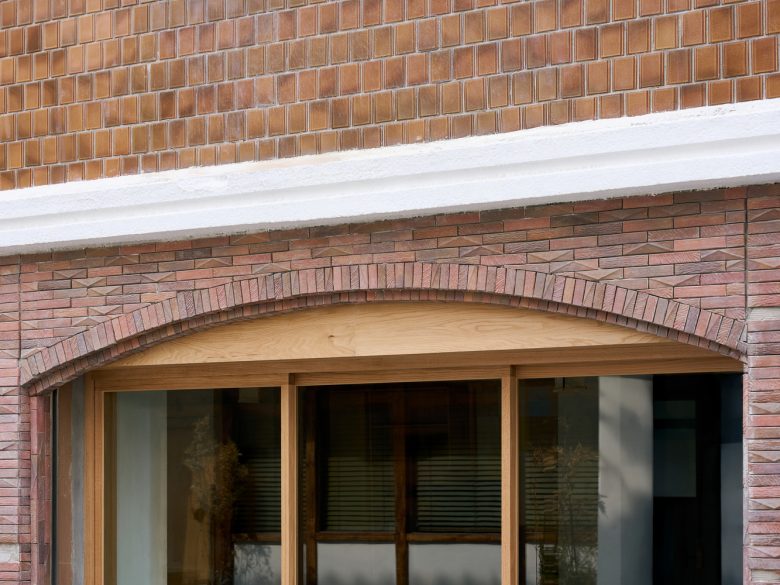 вид на фасад и окна Yeonheun Roasters