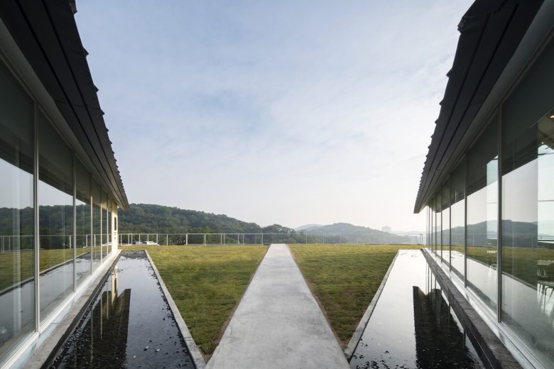 вид на горы со стороны павильонов May Day Cafe