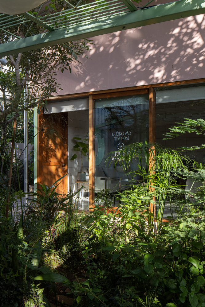 вид на кафе Cafe Hôm с улицы