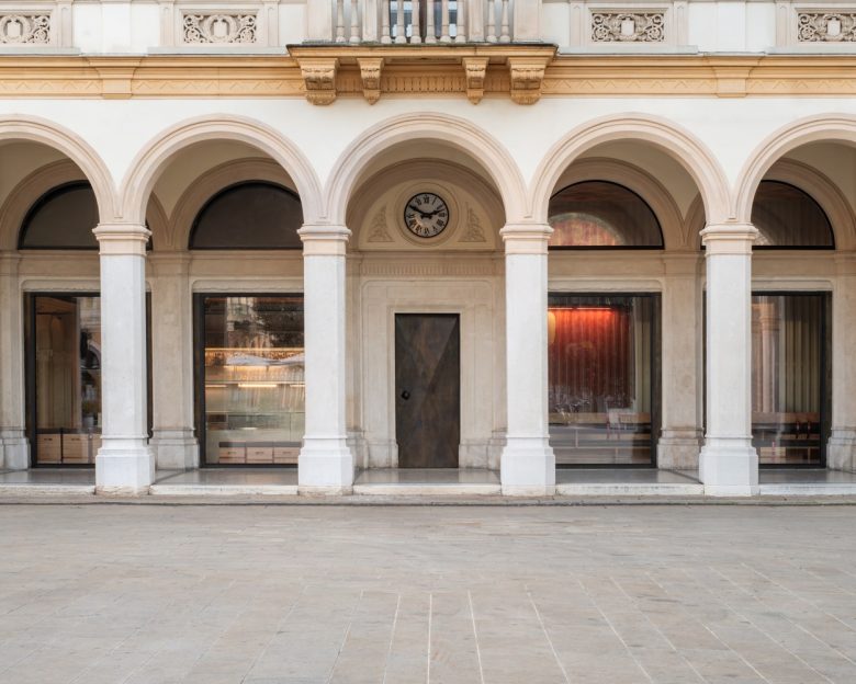 вид на кафе с улицы Caffè Nazionale