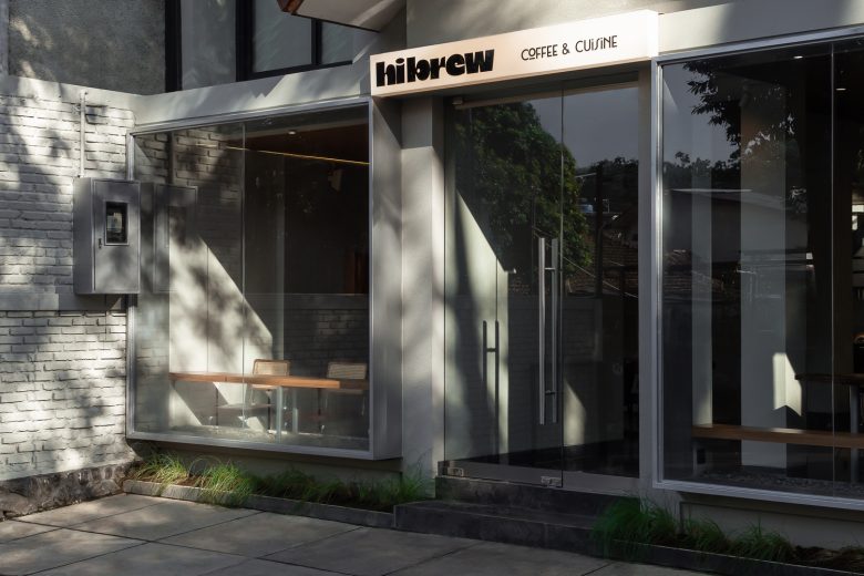 вид на кафе со стороны Hibrew Coffee and Cuisine