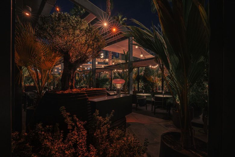 вид на окна MYATA Platinum Lounge and Restaurant