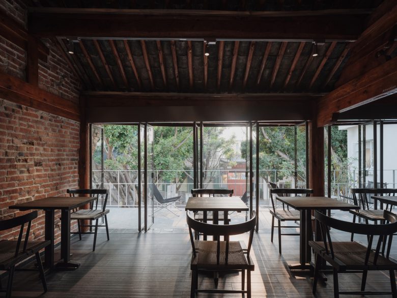 вид на окна и столики Scented Coffee