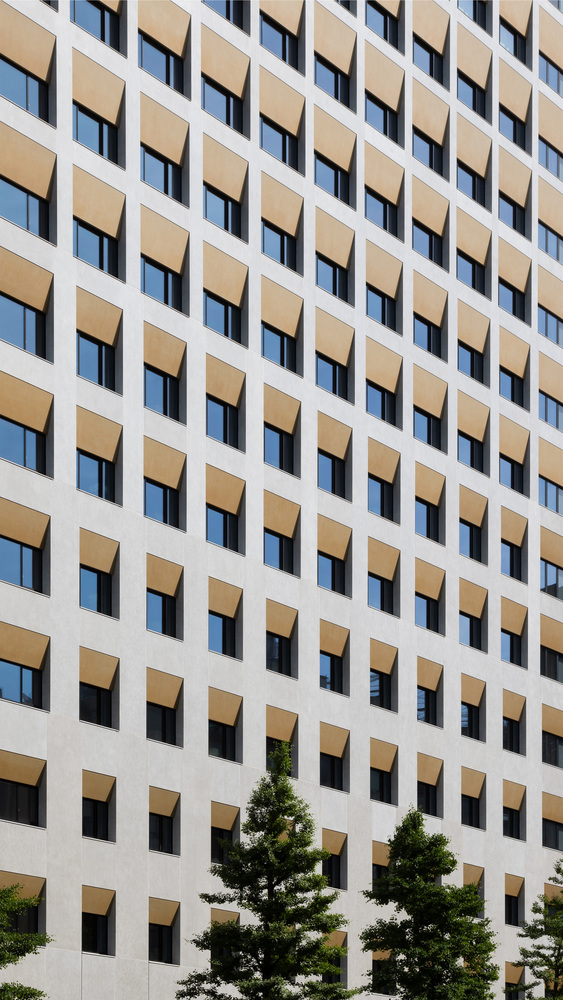 вид на окна с улицы The Royal Park Hotel Ginza