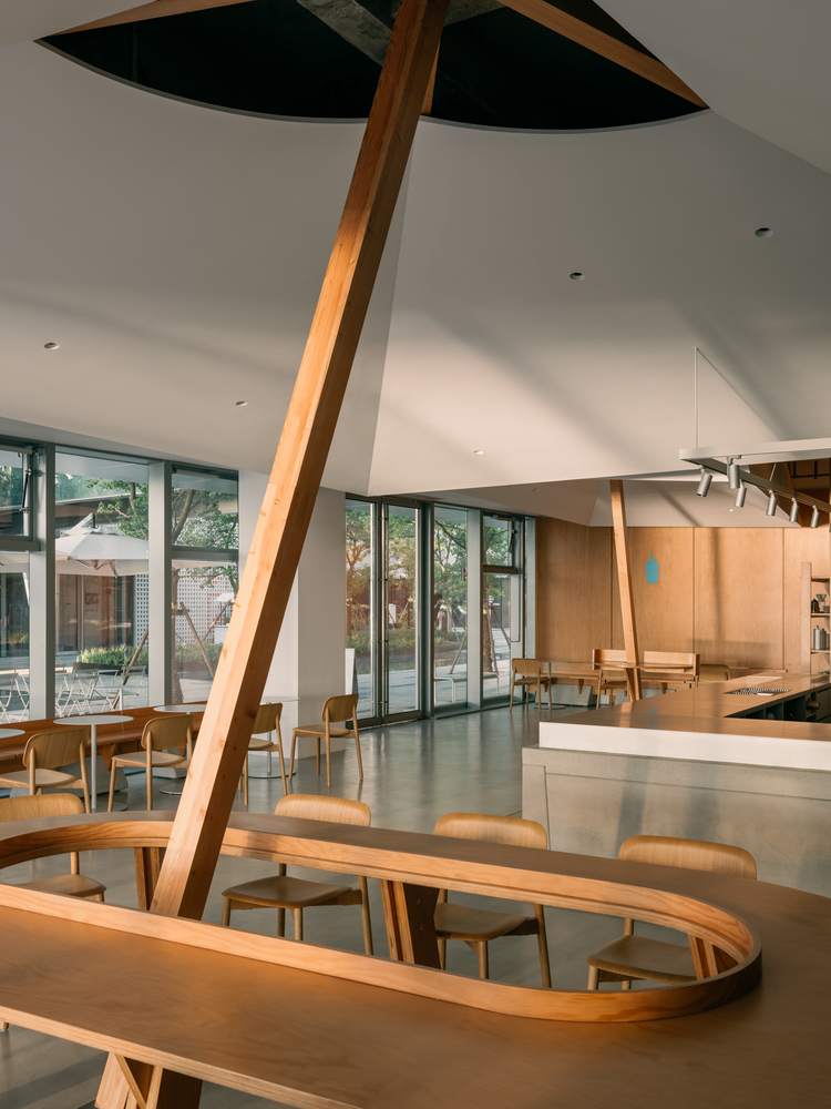 вид на окна со стороны Blue Bottle Coffee at West Bund