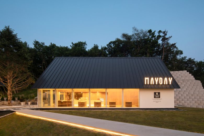 вид на павильон вечером May Day Cafe