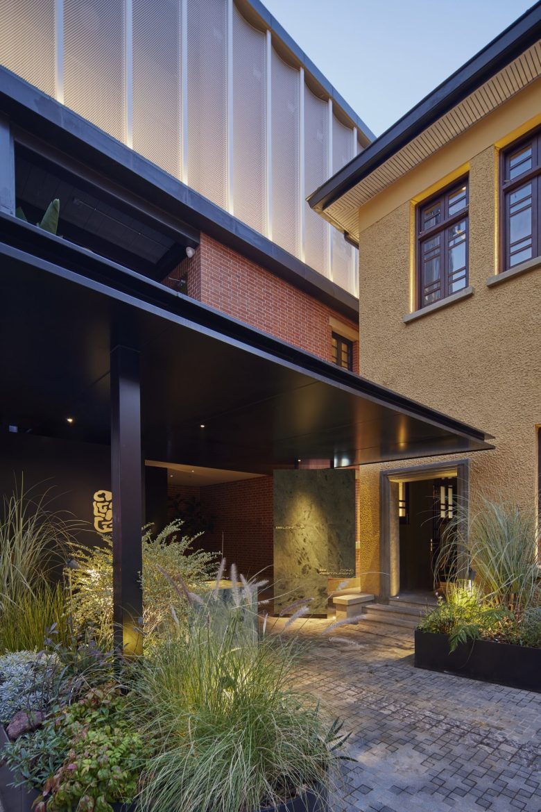 вид на ресторан Conglong restaurant с улицы