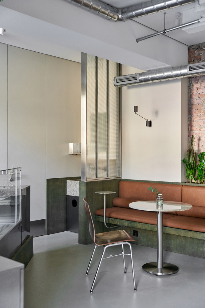 вид на столик кафе Acacia сбоку