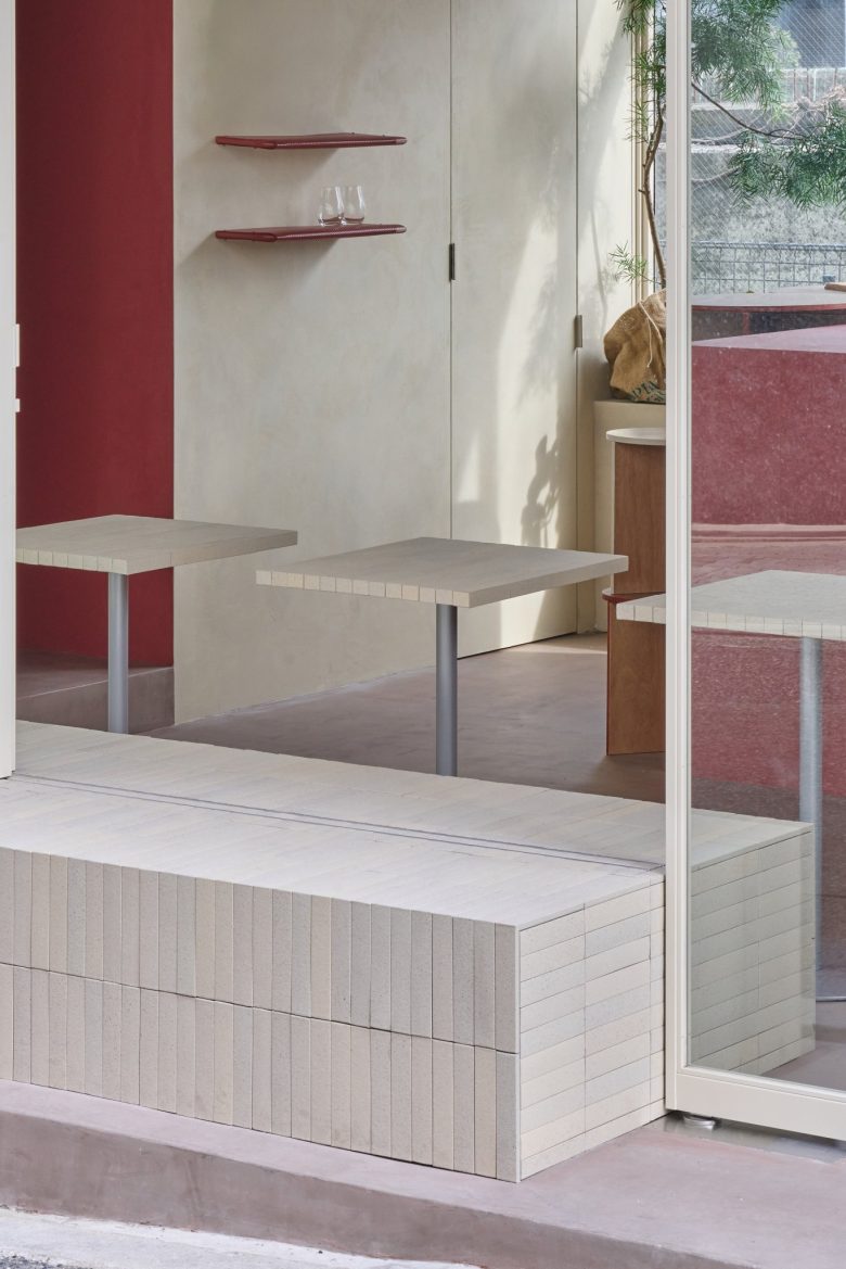 вид на столики с улицы heys