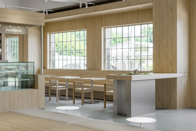 вид на столики у окон Pawridge