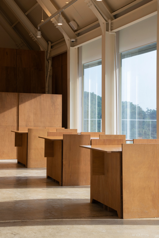 вид на столы у окна May Day Cafe вблизи