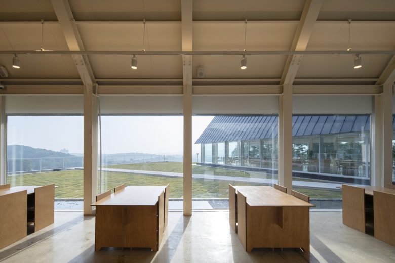 вид на столы у окна May Day Cafe