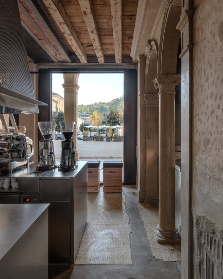 вид на улицу через окно Caffè Nazionale