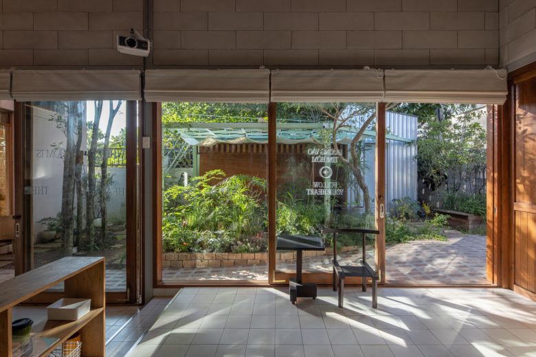 вид на вход Cafe Hôm