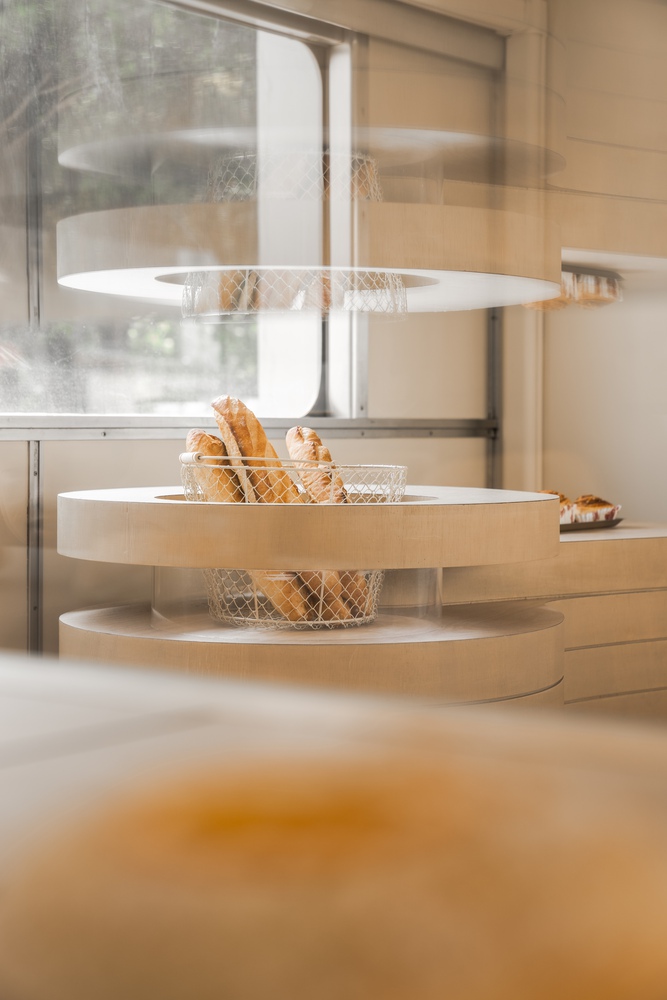 вид на витрину с багетами Horli Baking