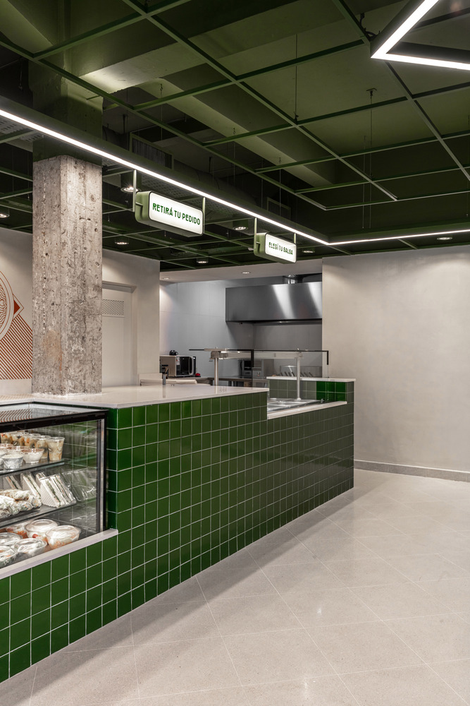 вид на витрины с продуктами Diletto Pastas – Barrio Chino