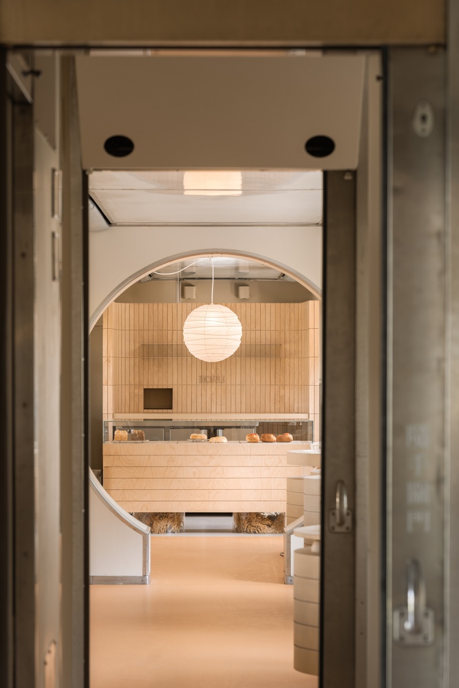 вид на витрины вдалеке Horli Baking